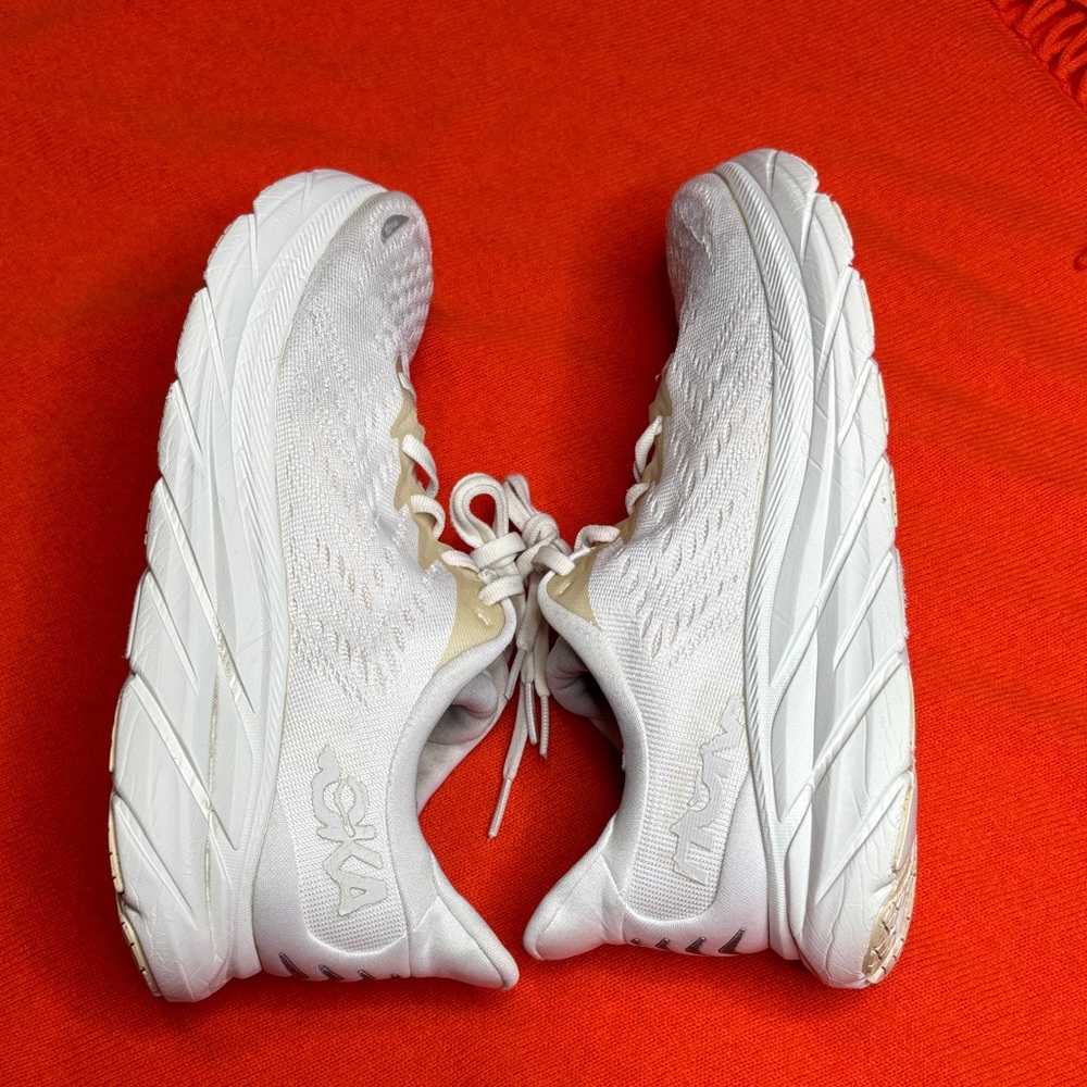 Hoka Clifton 8 running shoes/sneakers. White and cream, size 7.5